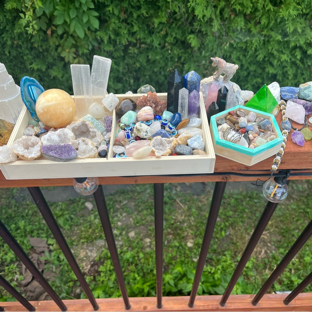 Huge crystal collection - Selenite, Amethyst, Quartz, Labradorite & more - Picture 1 of 10